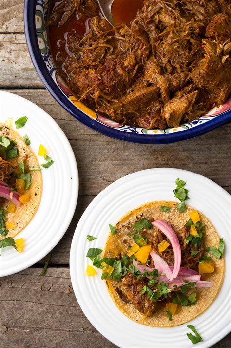  Cochinita Pibil:  한 입 베어 물면 스윗하고 매콤한 맛이 입안을 가득 채워요!