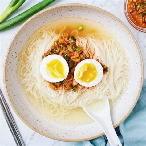  잔치국수는 왜 그렇게 깊고 고소한 맛을 가졌을까요? 마법 같은 국물과 매콤함이 어우러진 환상의 한 끼!